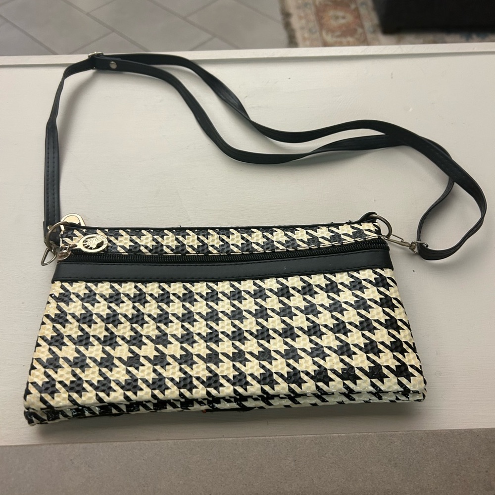 Bag Chic Houndstooth Crossbody Bag in Black and Cream By Jingpin
NEW!